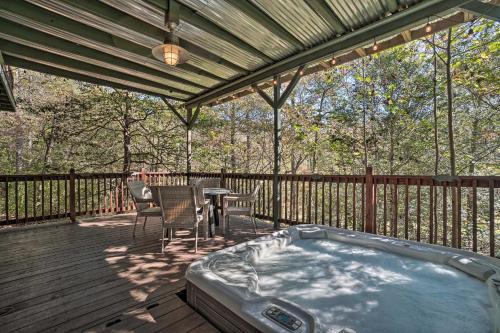 . Riverfront Tallulah Falls Cabin w/ Hot Tub!