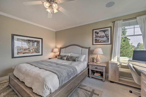 Sunny Seattle Home with Deck about 6 Mi to Downtown