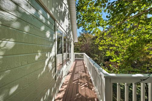 Beautiful Ozark Oasis with Deck Walk to Beaver Lake