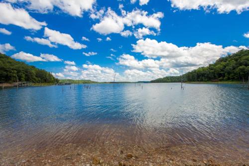 Beautiful Ozark Oasis with Deck Walk to Beaver Lake