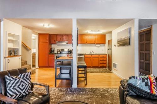 New Listing Updated 1 Bed and Loft 2 Full Bath La Residence IV N7 Sleeps 4 and Steps to Free Shuttle