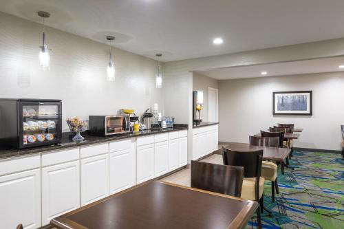 Days Inn by Wyndham Greenville - image 4