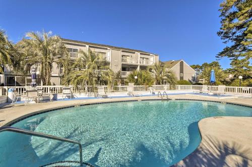 Sunny Studio with Pool - 4 Mi to Cherry Grove Beach! in Little River, USA