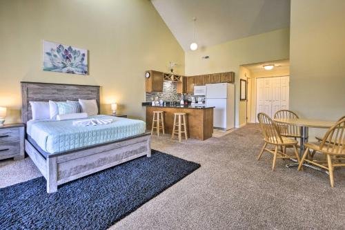 Sunny Studio with Pool - 4 Mi to Cherry Grove Beach! in Little River, USA