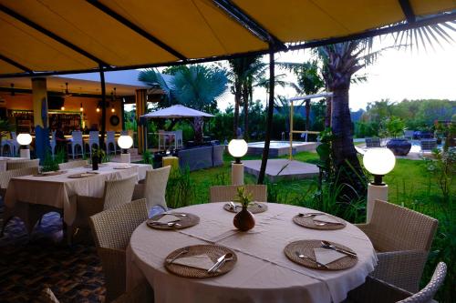 Restaurant, Barong Resort  near Nuan Thip Market