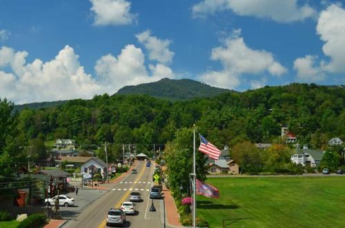 Handsome 2BR Condo with Gorgeous Views in Sugar Mountain! condo thumb 2
