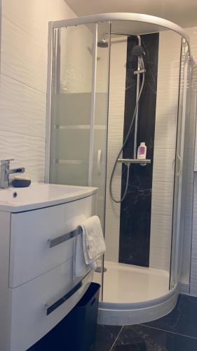 Bathroom, Appartement calme et propre avec vue sur la mer in Saint-Laurent-du-Var