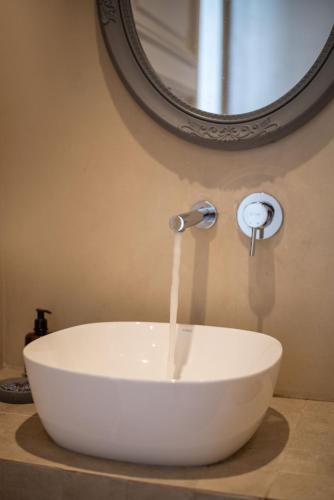 Emporikon Athens Hotel - image 2