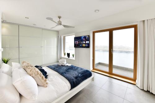 Just Stay Wales - Luxury Waterfront Villa, SA1