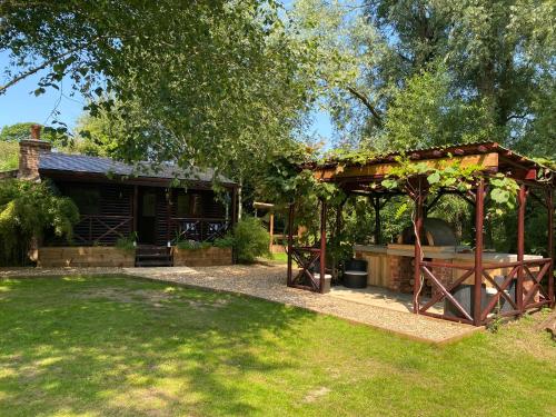 Luxury Log Cabin with Outdoor Wood Fired Hot Tub & Pizza Oven