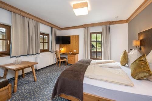 1 king bed, 1 sofa bed
