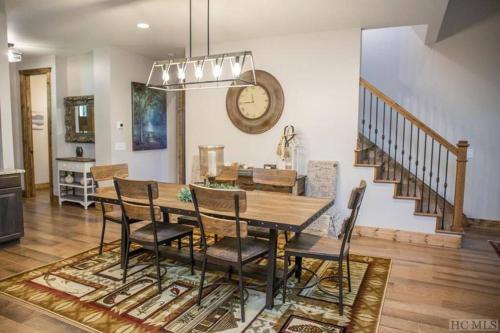 NC #2 NEW FOREST CABIN W/GRILL & DECK:GOLF, FISH, HIKE