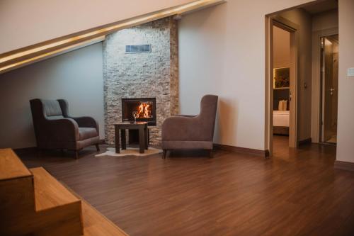 ห้องส่วนกลางสำหรับนั่งเล่น/ดูทีวี, โรงแรมเพียร์เลส วิลล่าส์ (Peerless Villas Hotel) in อะเกียเซอ