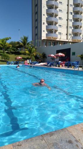 スイミングプール, HOTEL GOLDEN DOLPHIN RESORT - FLAT no DÉCIMO ANDAR quarto com varanda (HOTEL GOLDEN DOLPHIN RESORT - FLAT no DECIMO ANDAR quarto com varanda) in カルダス ノバス