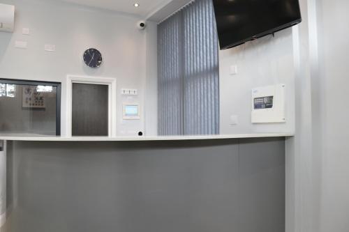Shared lounge/TV area, Blue Sapphire Hotel near Barkingside Tube Station