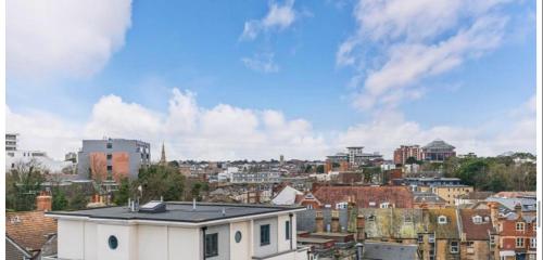 Fantastic apartment with views & parking