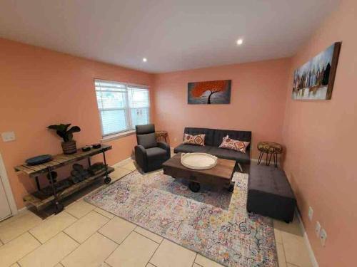 Elegant 2-bedroom pet-friendly villa w 2 parking spaces near Hilton Head Airport