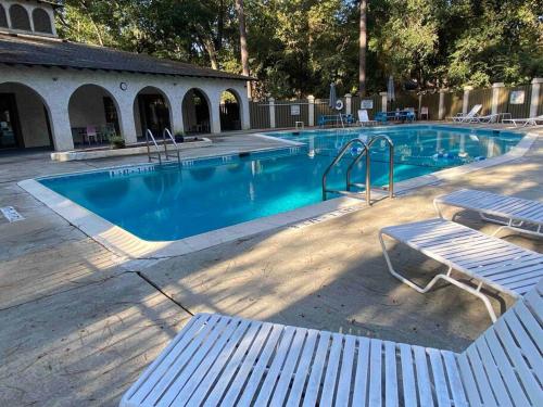 Elegant 2-bedroom pet-friendly villa w 2 parking spaces near Hilton Head Airport