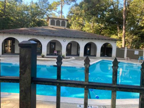 Elegant 2-bedroom pet-friendly villa w 2 parking spaces near Hilton Head Airport
