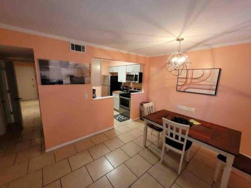 Elegant 2-bedroom pet-friendly villa w 2 parking spaces near Hilton Head Airport