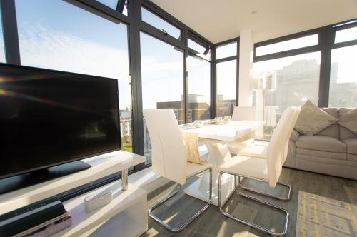 Facilities, * PANORAMIC PENTHOUSE WITH SEA & CITY VIEWS in Bournemouth
