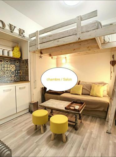 Chambre meublée en sous-sol avec accès sanitaires et jardin - Location saisonnière - Royan