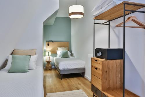 2 twin beds, 1 sofa bed