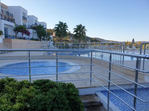 Pool, beach, shopping in walking distance