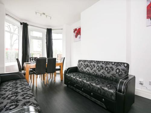Shared Short Term South Manchester Accommodation - Tap to explore photos
