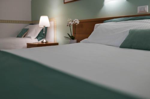 1 queen bed, 1 double bed