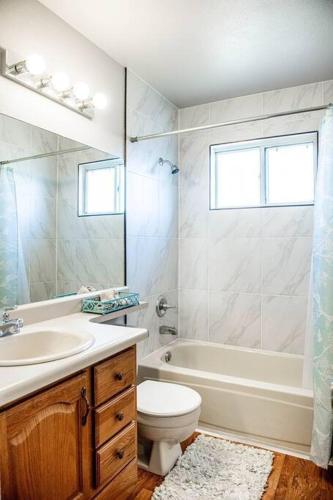 PET FRIENDLY: COZY GETAWAY, CENTRALLY LOCATED