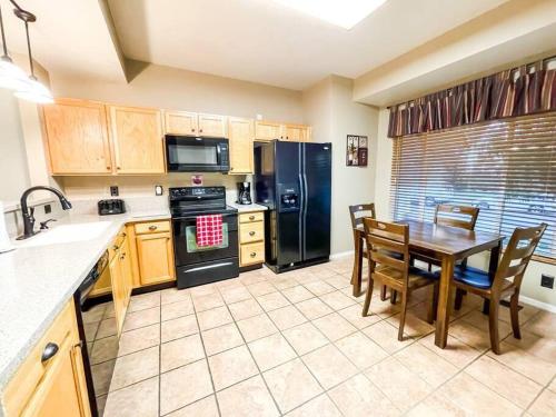 PET FRIENDLY/PING PONG/MTN VIEWS,AF ACAD SLEEPS16+ in Colorado Springs, USA