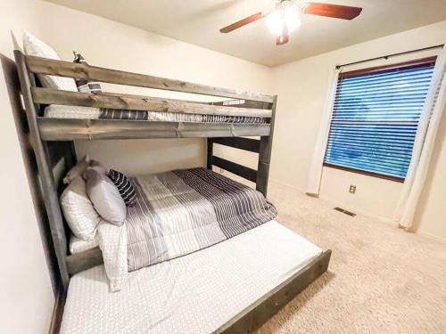 PET FRIENDLY/PING PONG/MTN VIEWS,AF ACAD SLEEPS16+ in Colorado Springs, USA