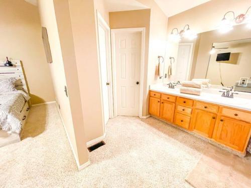 PET FRIENDLY/PING PONG/MTN VIEWS,AF ACAD SLEEPS16+ in Colorado Springs, USA
