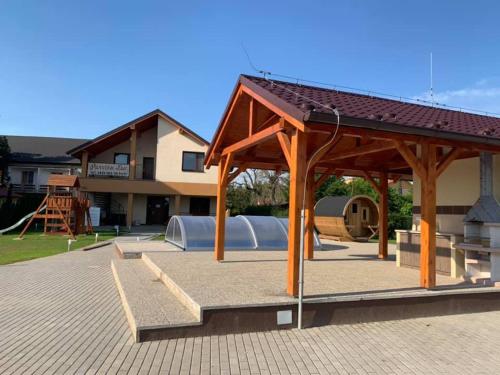 Peldbaseins, Penzion Lea v Patinciach in Patince