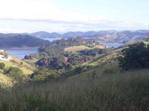 MARAVILHOSO SÍTIO NA BEIRA DA REPRESA