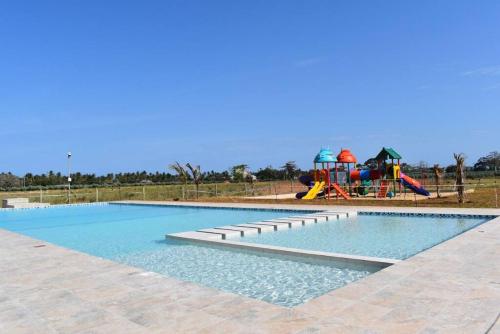 Zwembad, Elegant 1 Bedroom Condo Near Vipingo Ridge Golf Resort in Kilifi