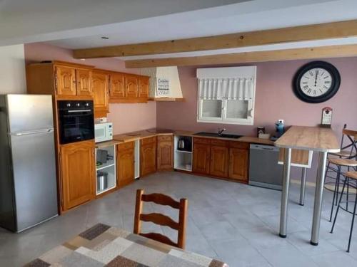 Kitchen, Gite Les sauvagines in Pende