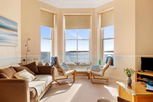 7 South Beach Court - Sea Front Apartment With Spectacular Sea Views