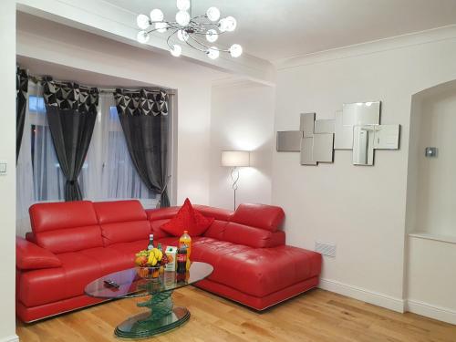 Glasgow Comfortable And Modern 3 Bedroom Mid Terraced Villa