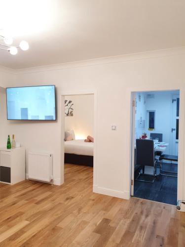 Picture of Glasgow Comfortable And Modern 3 Bedroom Mid Terraced Villa