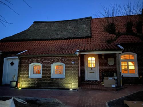 Lindenhuus-Urlaub unter einem Teilreetdach-Terrasse - Nahe Norden-Norddeich