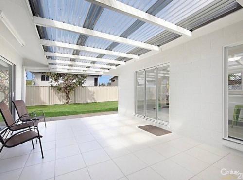 Erkély/terasz, Airy Home - 3 Bedrooms & Office in Kirwan