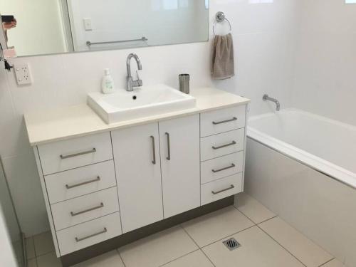 Fürdőszoba, Airy Home - 3 Bedrooms & Office in Kirwan