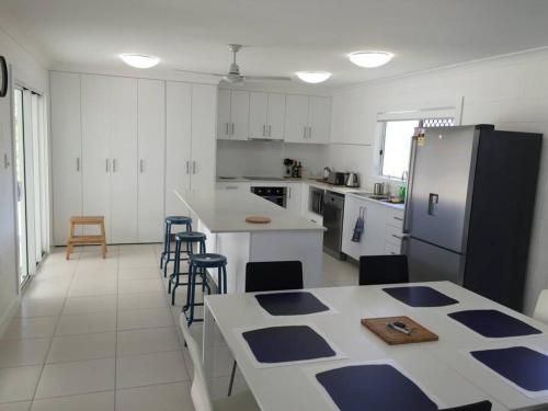 Konyha, Airy Home - 3 Bedrooms & Office in Kirwan