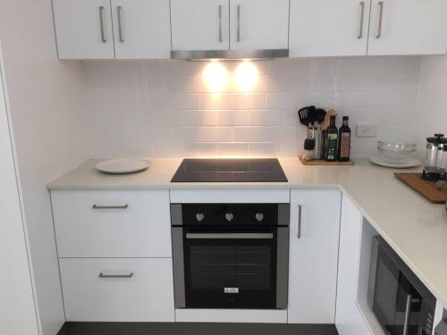 Konyha, Airy Home - 3 Bedrooms & Office in Kirwan