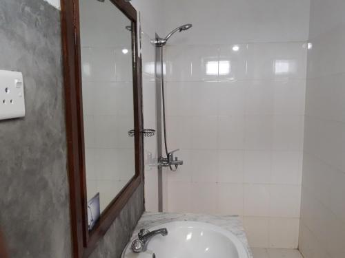 One-Bedroom Apartment image 7