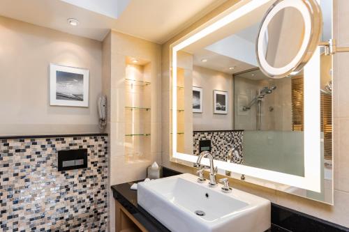 Standard Room image 6