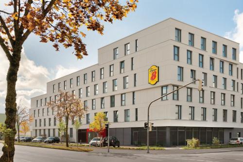 Super 8 by Wyndham Augsburg - image 3
