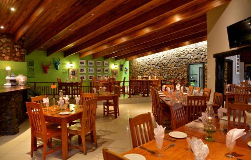 Restoran, eBundu Lodge in Kawasan Perindustrian Axis